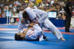 Atleta de Jiu-JItsu Brasileño aplicando un "Sankaku-Jime"