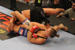 Ronda Rousey aplicando la tecnica de Judo conocida como Juji-Gatame en el UFC