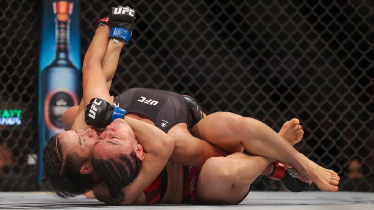 Zhang Weili aplica en Carla Esparza la técnica conocida en el judo como Jigoku-Jime